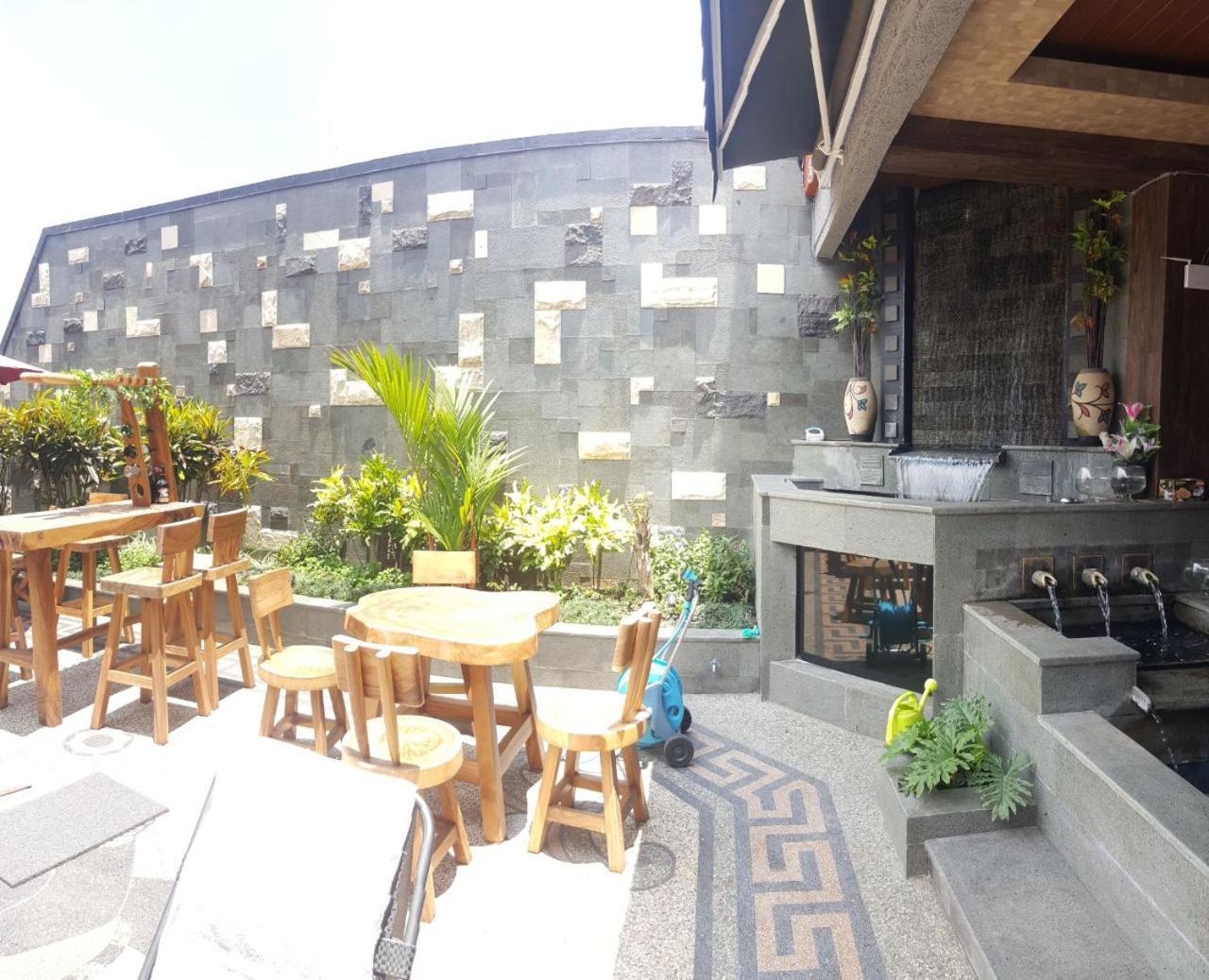 Hidden Paradiso & Cafe Hotel Malang